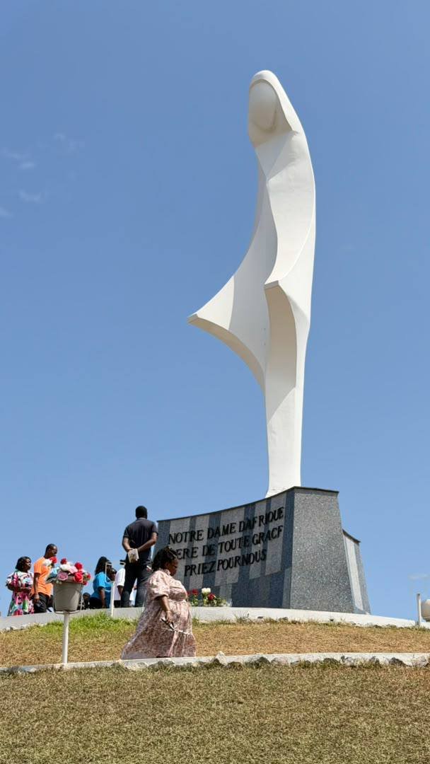 Statue inscribed Notre Dame d&rsquo;Afrique, M&egrave;re de toute gr&acirc;ce, priez pour nous